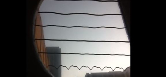 iPhoneのカメラを通せば音が見える!ギターの弦を撮影するとこんな事に!