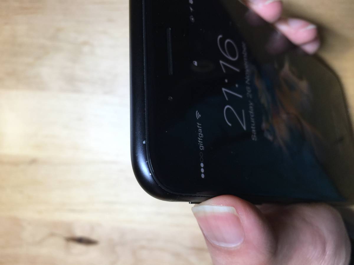 Iphone 7のジェットブラックではなくブラックで塗装の剥がれが報告される 面白いアプリ Iphone最新情報ならmeeti ミートアイ