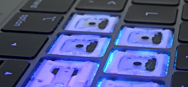 薄いシリコン膜が導入されたMacBook Pro 2018のキーボードに細かい粉末をかけるテストをiFixitが実施。効果としては微妙か