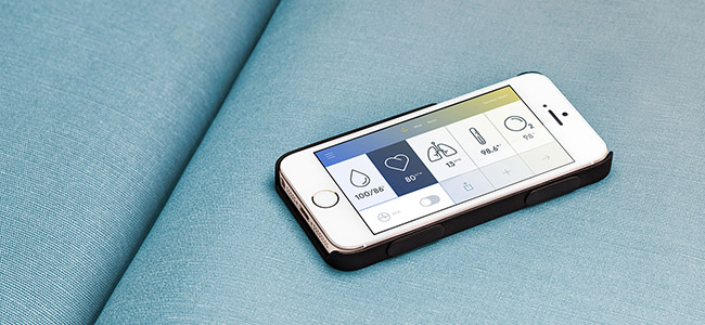 装着するだけで血圧や心拍数を測れるiPhoneケース「Wello」