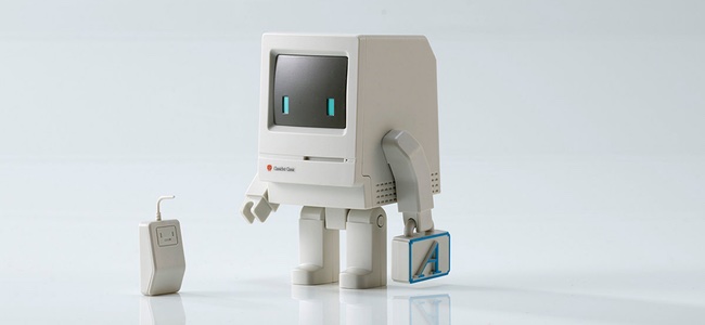 立った！Macが立った！Macintosh Classicを思わせるミニフィギュア「Classicbot Clasic」が登場