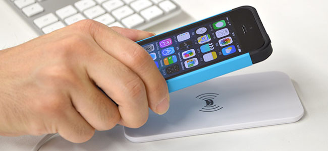 最薄部0.5mm！iPhoneをワイヤレス充電可能にする「iPhone5 置くだけチャージャー」