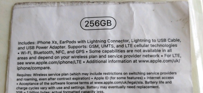 iPhone Xsのものとされる外箱底面のラベルシールの画像が登場。「Lightning – 3.5 mmヘッドフォンジャックアダプタ」は同梱されない？
