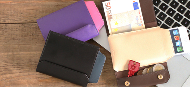 お札、小銭、カード、そしてiPhone！全てを収納し、且つデザイン・サイズとも素晴らしい最強のお財布が登場！これは完璧だ！