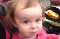 iPhoneをサクサクと操作するスーパー赤ちゃんにiOS 7を見せると意外な反応が！？