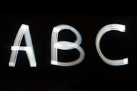 なかなかカッコいいじゃない！iPhoneの液晶画面で作ったフォント「Phone Streak」