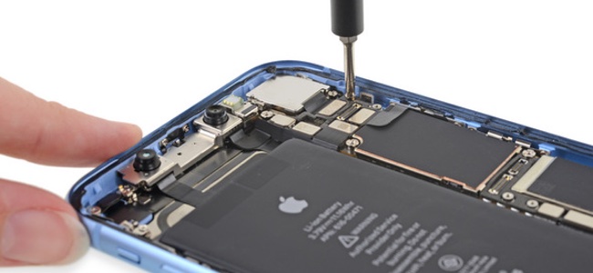 iFixitがiPhone XRの分解レポートを公開。修理難易度スコアは10点中6。バックガラス破損でシャーシ全体の交換が必要な点がマイナス