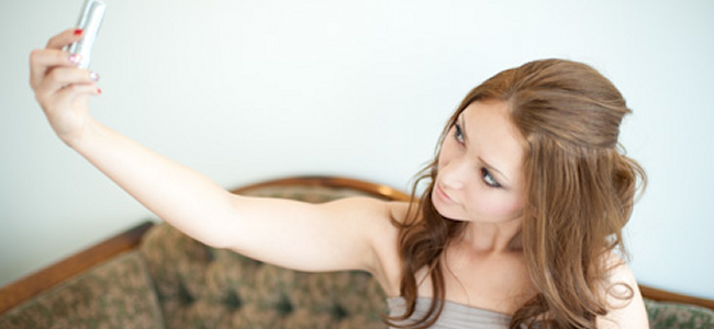 スマホで自分撮りすると顔がのっぺり…。資生堂が自撮りによる顔のズレを補正する技術を開発！