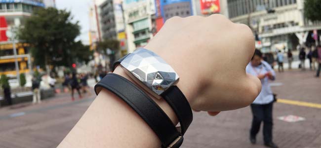 液晶画面を持たない異色のウェアラブルデバイス。紫外線ケアが行える「JUNE」を使ってみた