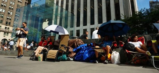 既にiPhone 6（仮）を待つ人たちの列が。NYのアップルストア前には続々と人が集まっている！