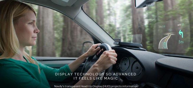 CarPlayはもういらない!?iPhoneと連携するカーナビ「Navdy」から溢れだす近未来感