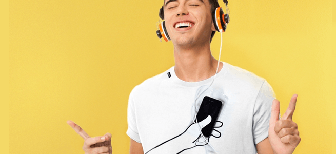 iPod、オマエの代わりに持っとくわ。手を貸してくれる「hand Tシャツ」