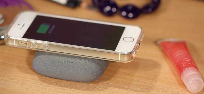 iPhoneを石に乗せて充電。デザインも秀逸なモバイルバッテリー「QiStone+」