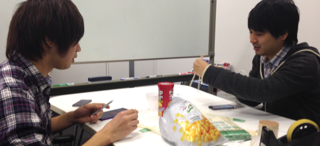 iPhoneをいじりながら快適におかしを食べる方法を一生懸命考えてみた。