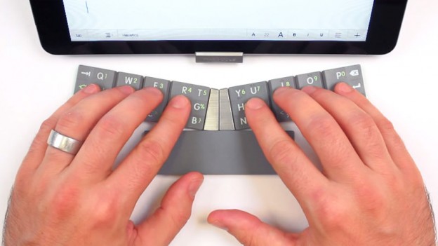  iOS デバイス用の折りたたみ可能な「TextBlade」キーボードは、わずか 8 個のスマート マルチタッチ キーを使用します